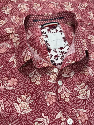 Chemise BERNARDO à motif floral écru et rose sur fond rouge
