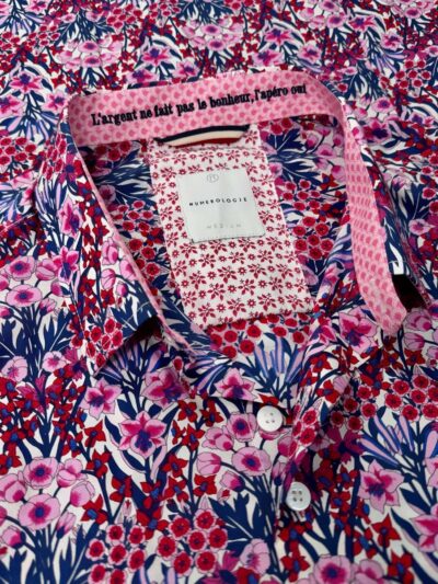 Chemise CONAN à motif floral rose, rouge et bleu sur fond blanc