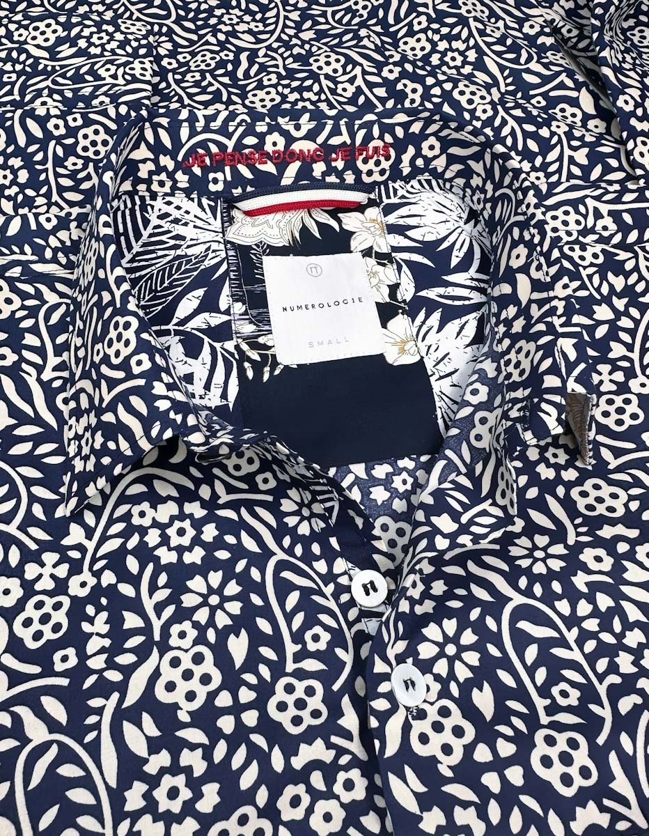 Chemise FATBOY à motif graphique écru sur fond marine 1 Chemise FATBOY à motif graphique écru sur fond marine