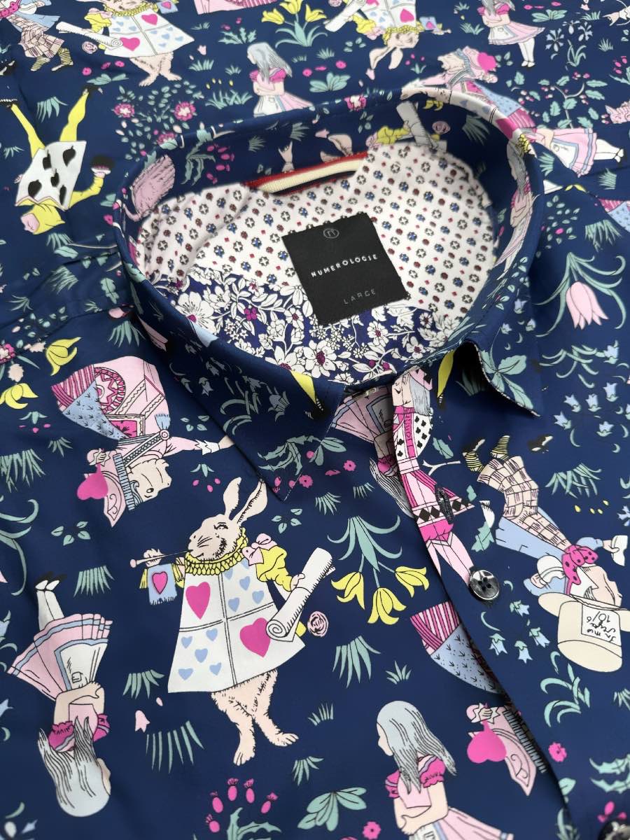 Chemise GABRIEL à motif imprimé Alice au pays des merveilles sur fond marine 1 Chemise GABRIEL à motif imprimé Alice au pays des merveilles sur fond marine