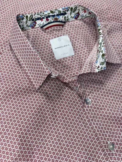 Chemise JACK à motif graphique rouge sur fond blanc