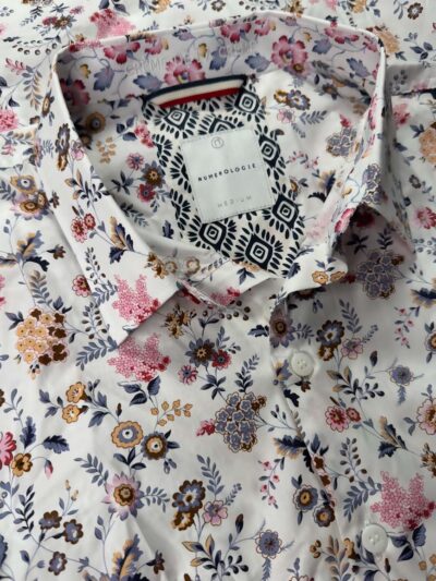 Chemise JON à motif floral multicolore sur fond écru