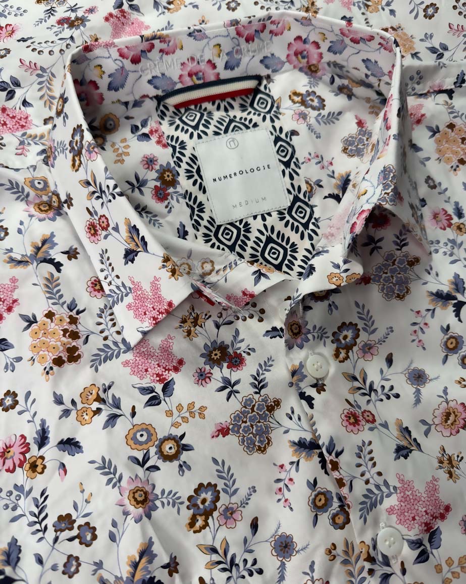 Chemise JON à motif floral multicolore sur fond écru 1 Chemise JON à motif floral multicolore sur fond écru