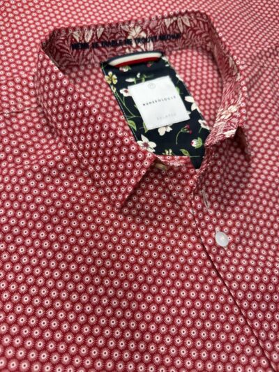 Chemise LEONARD à motif graphique écru sur fond rouge