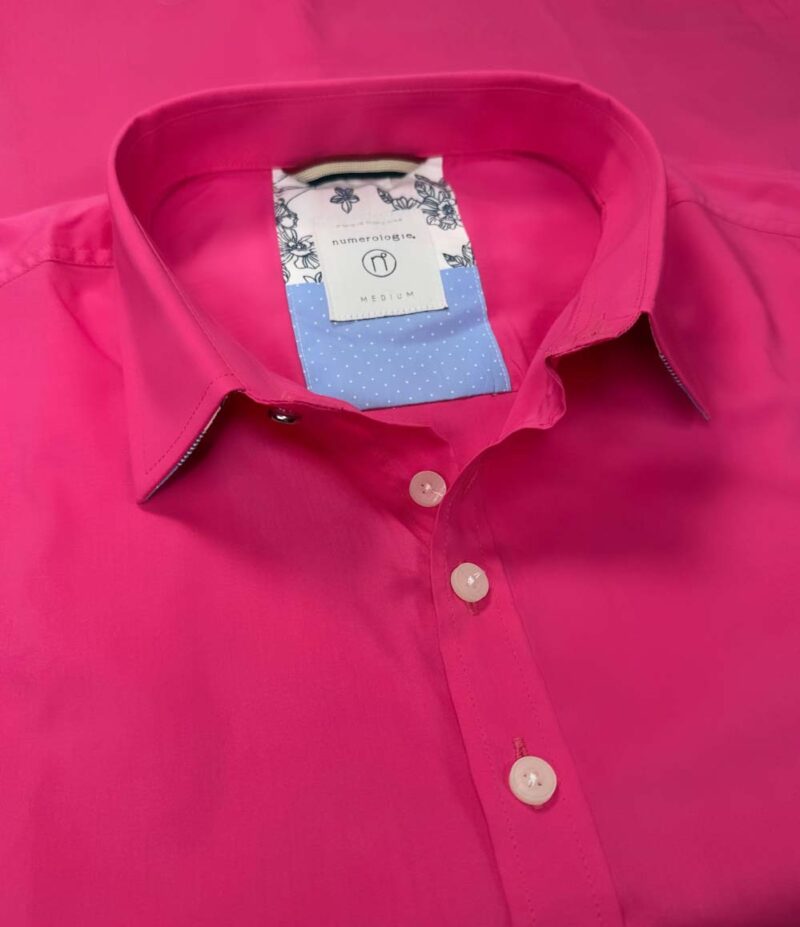 Chemise ERIK à motif floral rouge sur fond noir – Image 5