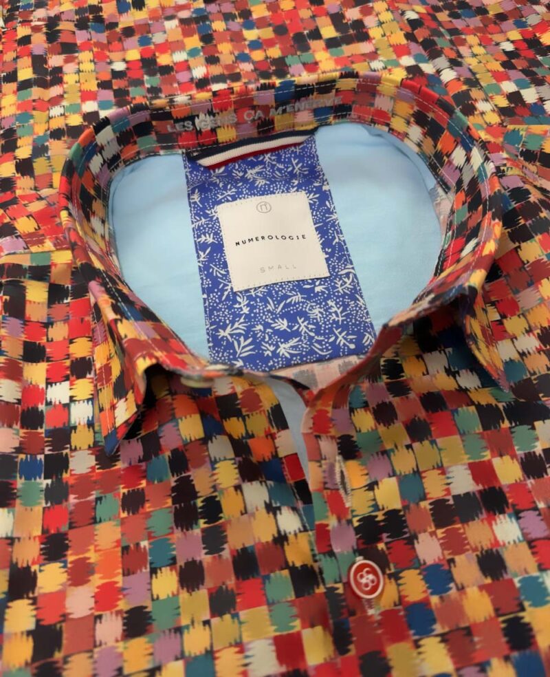 Chemise ERIK à motif floral rouge sur fond noir – Image 2