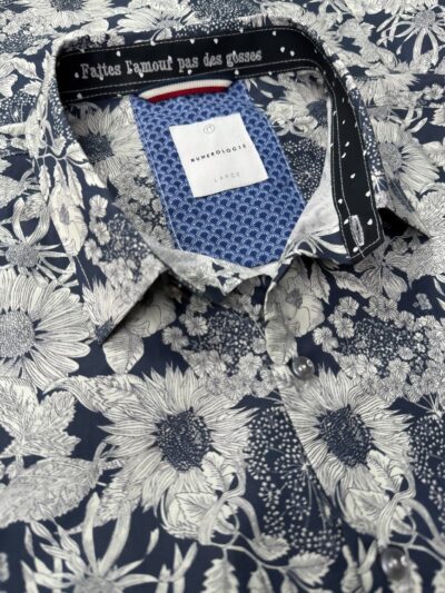 Chemise MATHIS à motif floral sur fond bleu