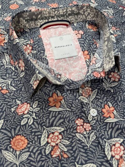 Chemise VITO à motif floral écru et rose sur fond bleu acier
