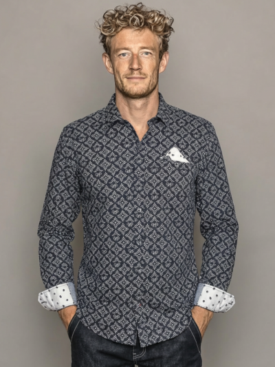 Chemise ALEXANDER à motif graphique écru sur fond marine