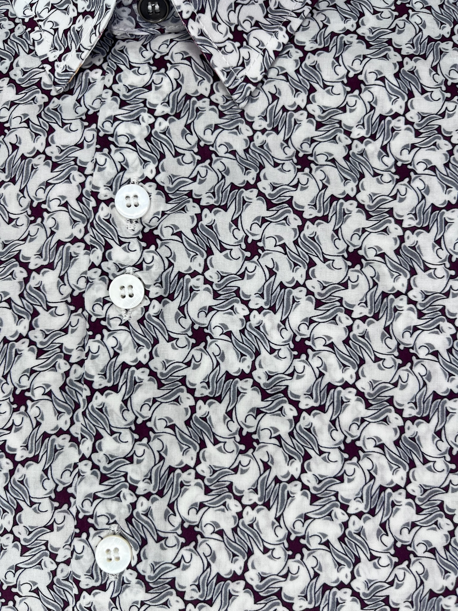 Chemise AYMERIC à motif graphique blanc sur fond bordeaux 4 Chemise AYMERIC à motif graphique blanc sur fond bordeaux – Image 3