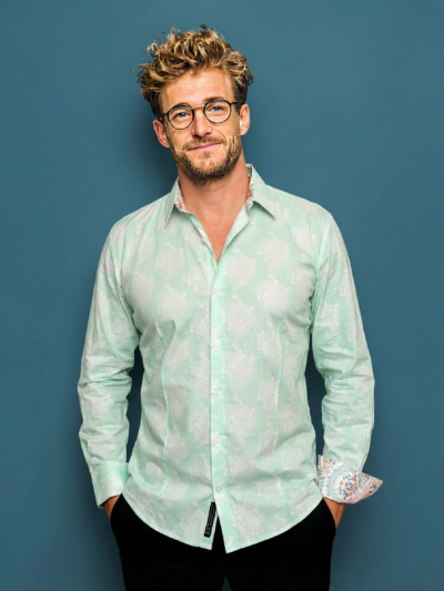 Chemise BERTO à motif floral écru sur fond vert clair
