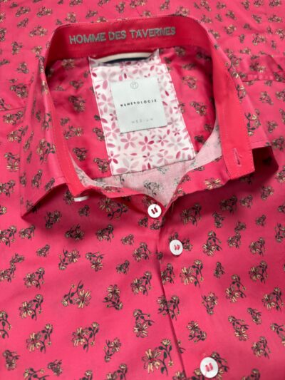 Chemise ANSELME à motif floral sur fond rose fuchsia