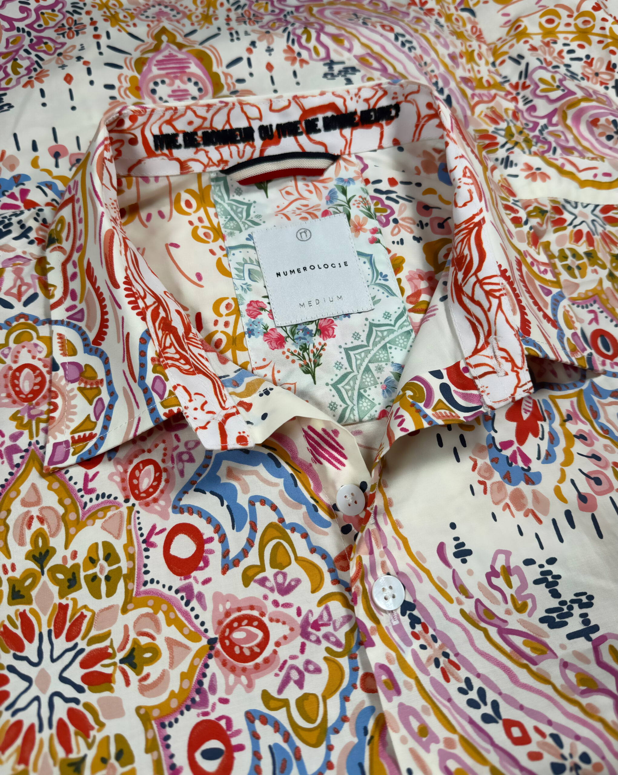 Chemise AUBIN à motif floral multicolor sur fond écru 1 Chemise AUBIN à motif floral multicolor sur fond écru