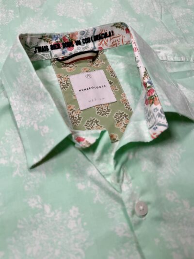 Chemise BERTO à motif floral écru sur fond vert clair