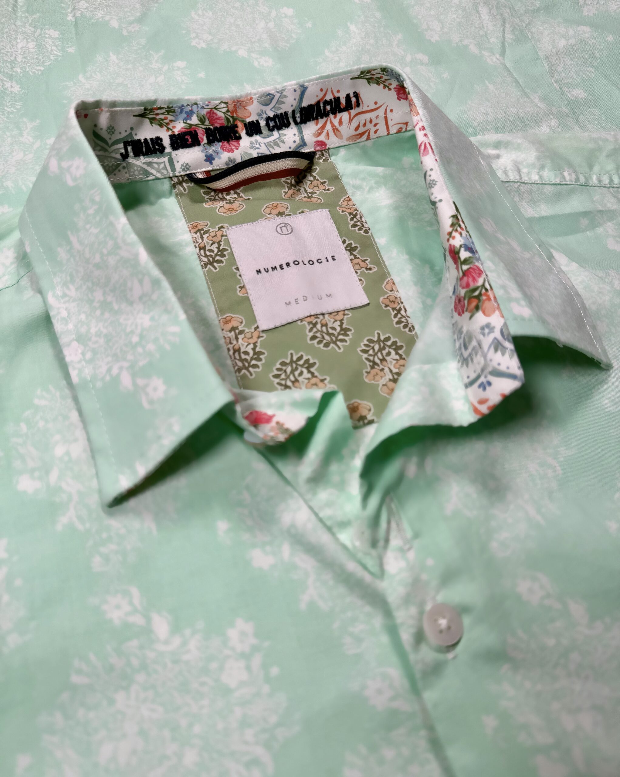 Chemise BERTO à motif floral écru sur fond vert clair 1 Chemise BERTO à motif floral écru sur fond vert clair