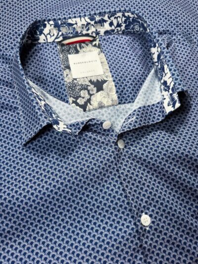 Chemise CODY à motif éventail blanc sur fond marine