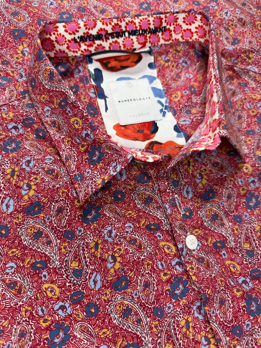 Chemise DERRICK à motif floral multicolore sur fond rouge 1 Chemise DERRICK à motif floral multicolore sur fond rouge