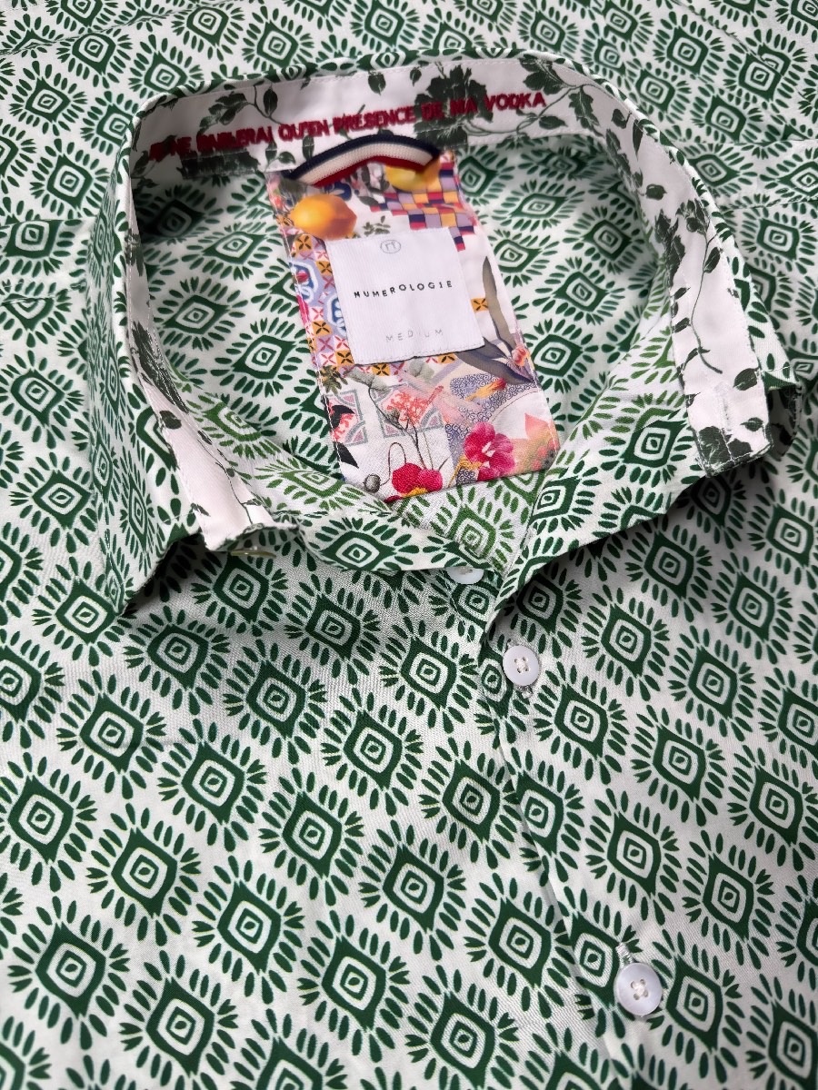Chemise DORIAN à motif graphique vert sur fond écru 1 Chemise DORIAN à motif graphique vert sur fond écru