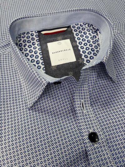 Chemise ELIO à motif graphique bleu sur fond blanc