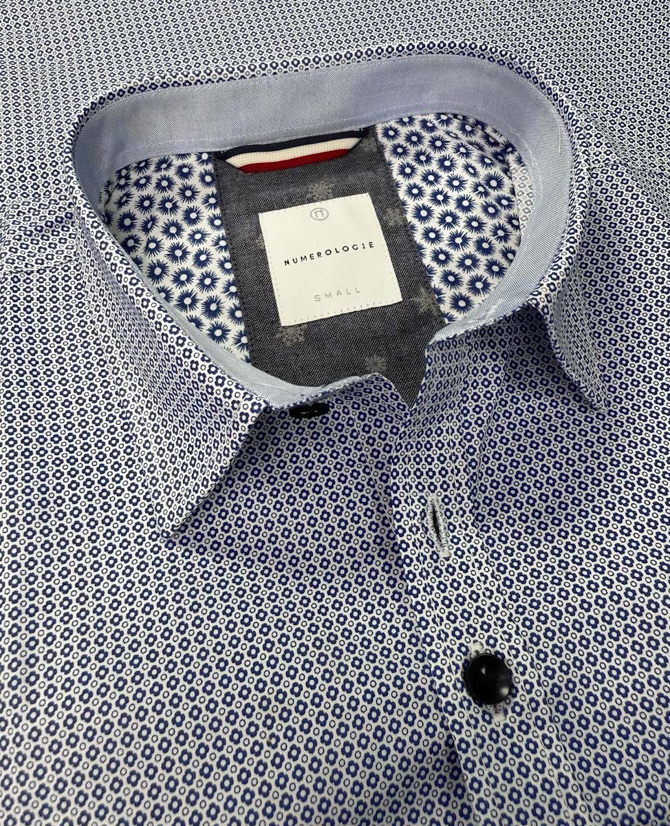 Chemise ELIO à motif graphique bleu sur fond blanc 1 Chemise ELIO à motif graphique bleu sur fond blanc