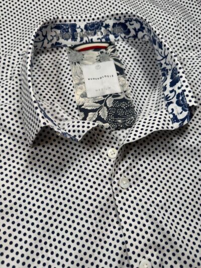 Chemise GAUVAIN à motif pois bleu marine sur fond blanc