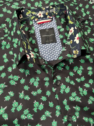 Chemise GIANNI à motif floral vert sur fond marine
