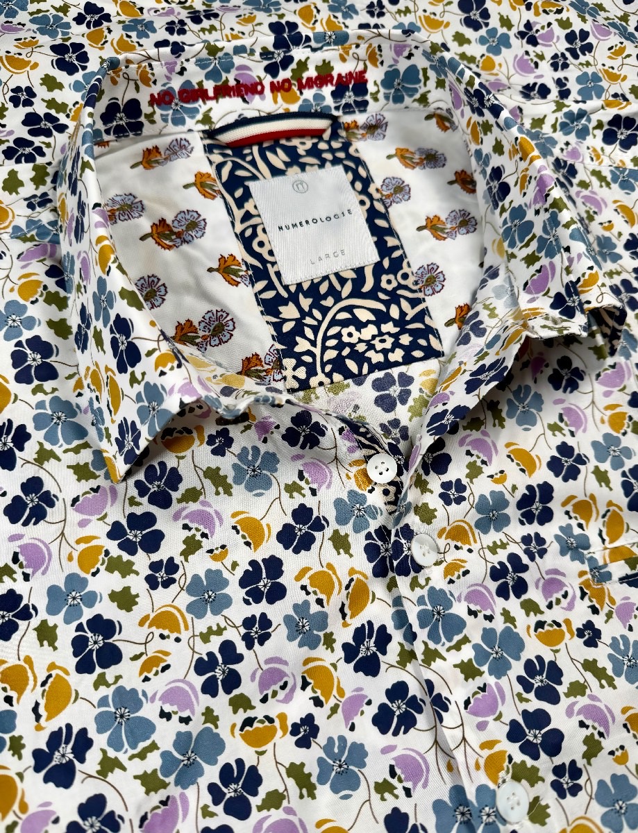 Chemise GREGOR à motif floral multicolore sur fond écru 1 Chemise GREGOR à motif floral multicolore sur fond écru