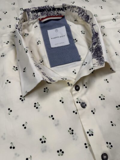 Chemise HUBERT à motif cerises marines et vertes sur fond écru