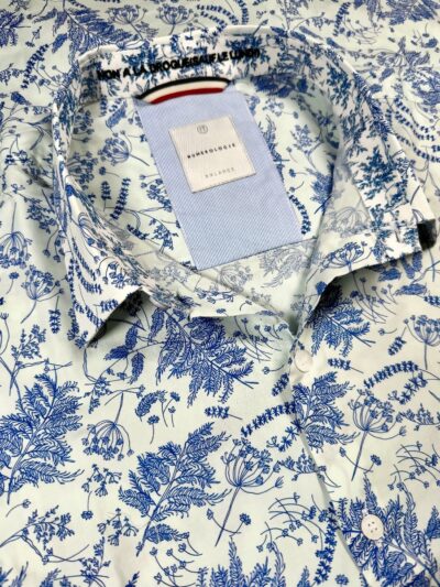 Chemise JOAQUIM à motif floral bleu sur fond blanc