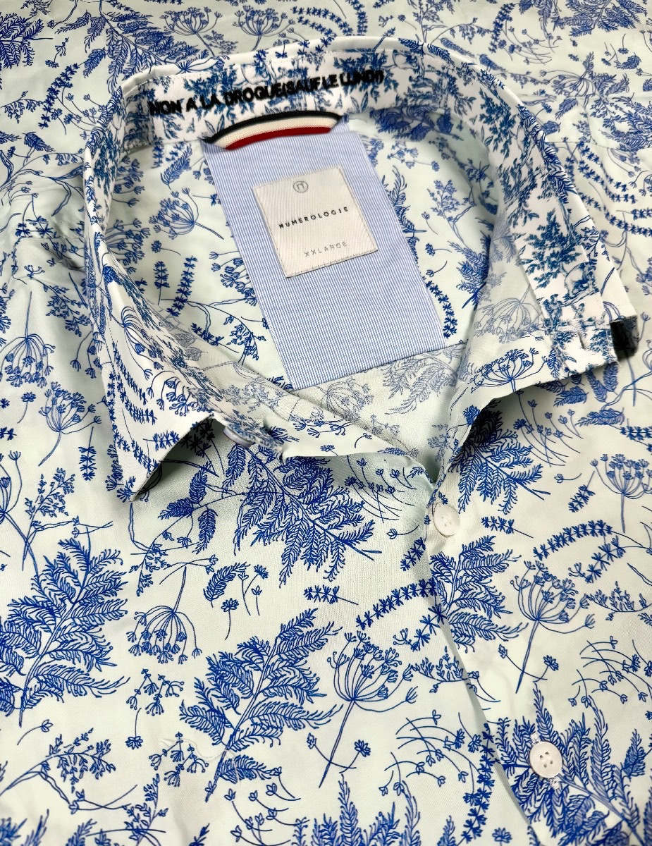 Chemise JOAQUIM à motif floral bleu sur fond blanc 1 Chemise JOAQUIM à motif floral bleu sur fond blanc
