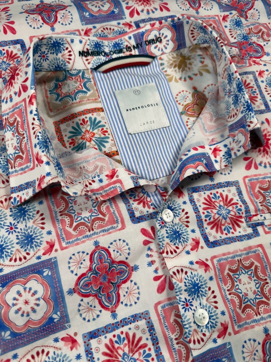 Chemise JORIS à motif graphique bleu et rouge sur fond écru 1 Chemise JORIS à motif graphique bleu et rouge sur fond écru