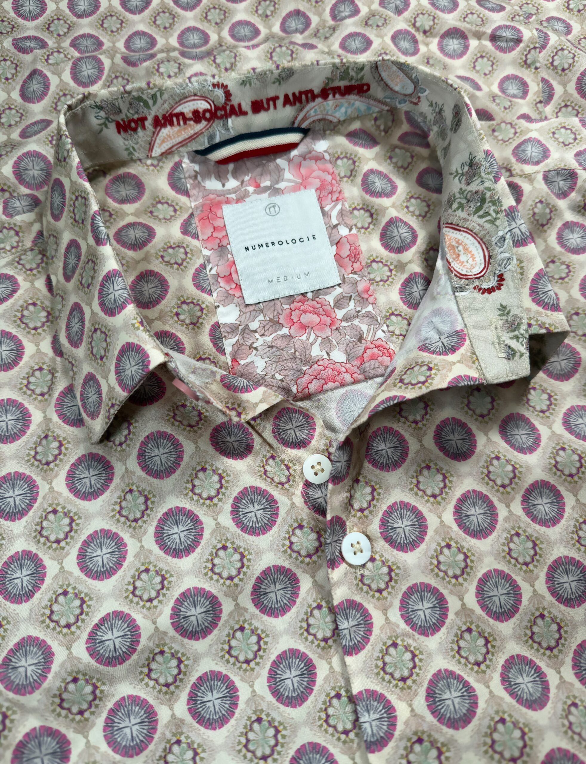 Chemise JULO à motif graphique sur fond beige 1 Chemise JULO à motif graphique sur fond beige