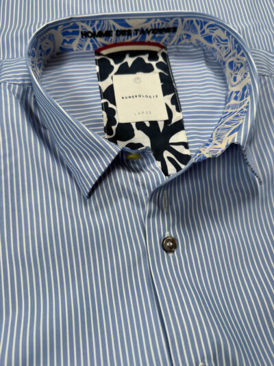 Chemise JUSTE à fines rayures écrues sur fond ciel