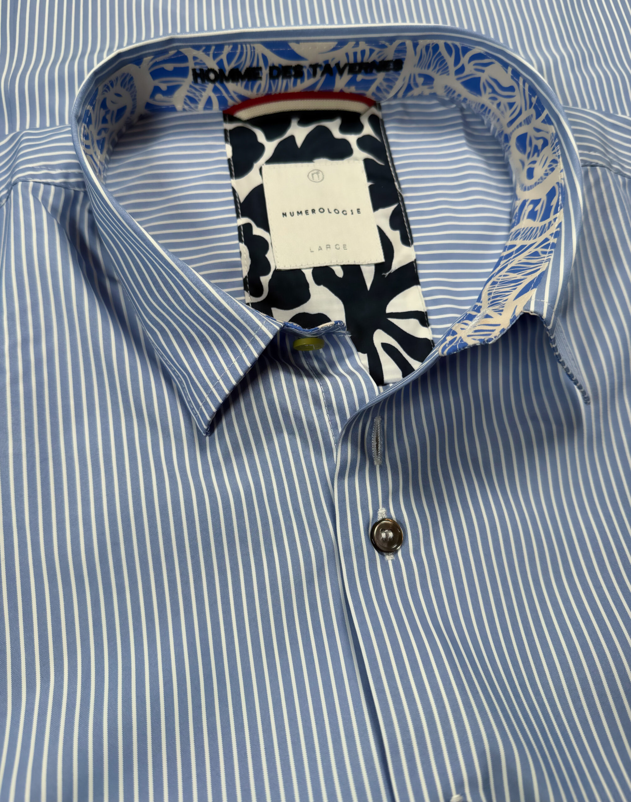 Chemise JUSTE à fines rayures écrues sur fond ciel 1 Chemise JUSTE à fines rayures écrues sur fond ciel