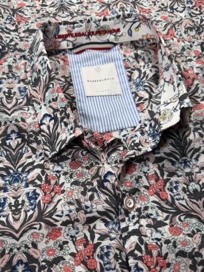 Chemise LOCO à motif floral corail, bleu clair et noir sur fond écru