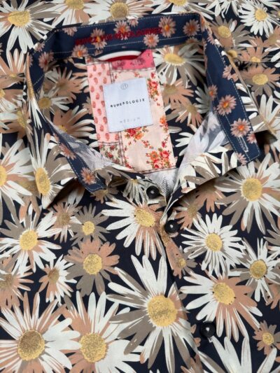 Chemise MARC à motif floral sur fond marine
