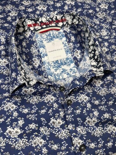 Chemise PEDRO à motif floral écru sur fond bleu