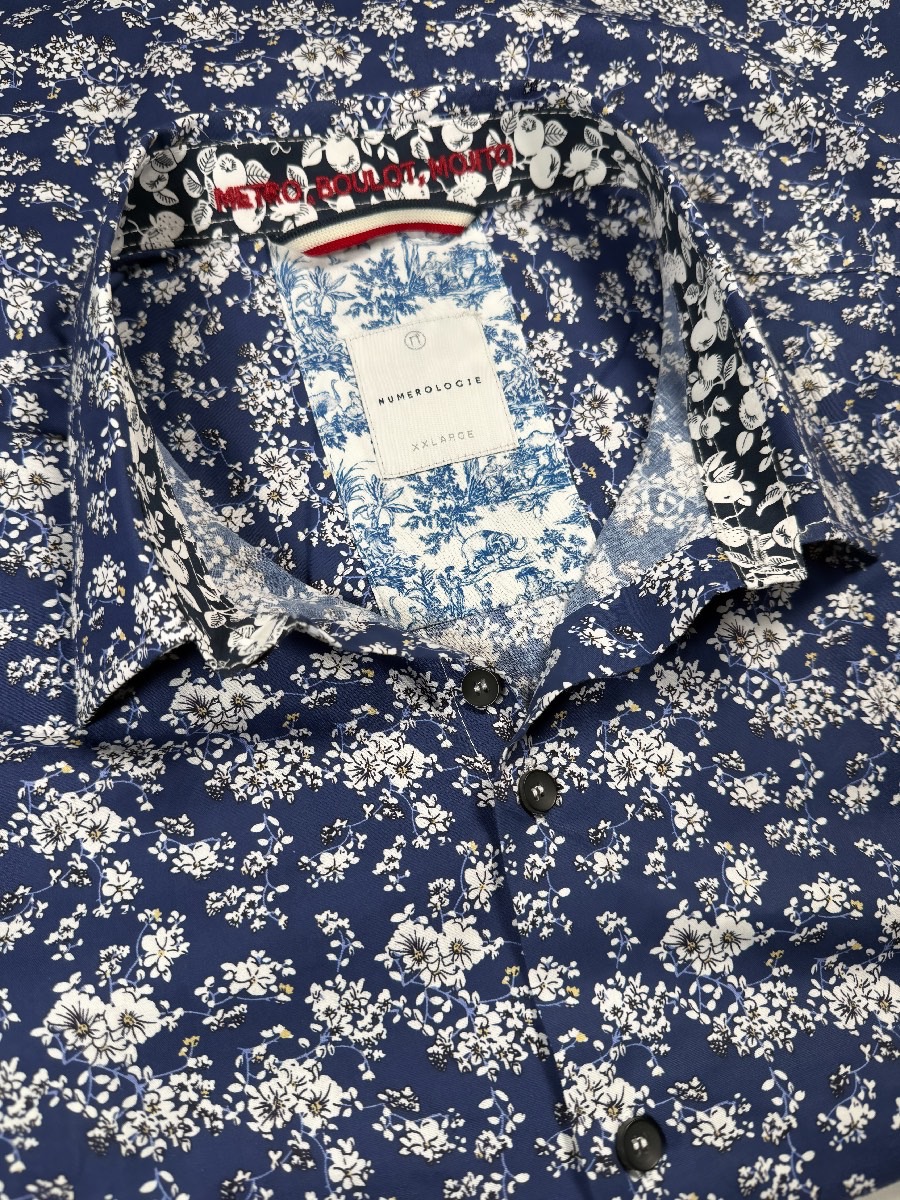 Chemise PEDRO à motif floral écru sur fond bleu 1 Chemise PEDRO à motif floral écru sur fond bleu
