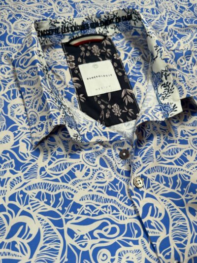 Chemise PETER à motif graphique écru sur fond bleu