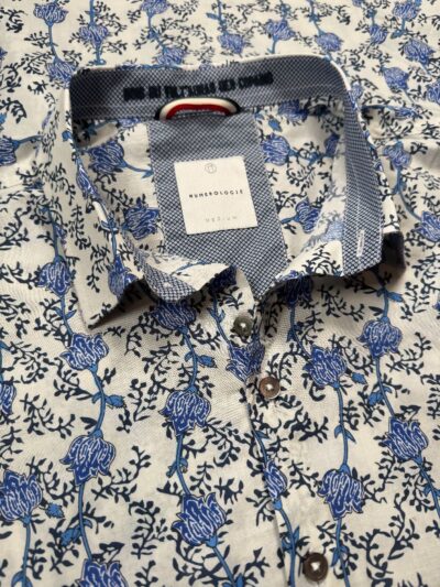 Chemise PIERINO à motif floral bleu sur fond écru
