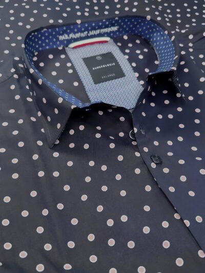 Chemise SIXT à motif à pois rose sur fond marine