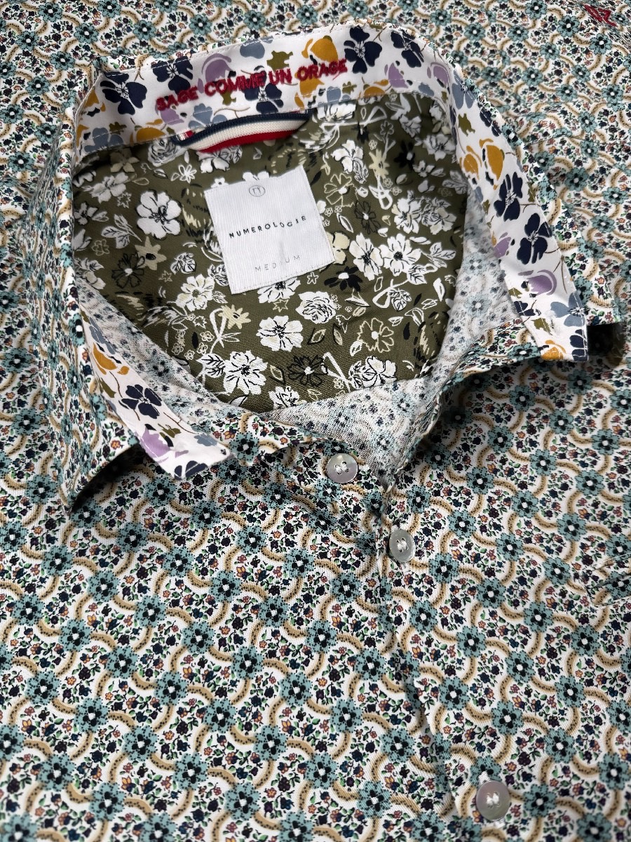 Chemise WESTBAM à motif floral vert sur fond écru 1 Chemise WESTBAM à motif floral vert sur fond écru