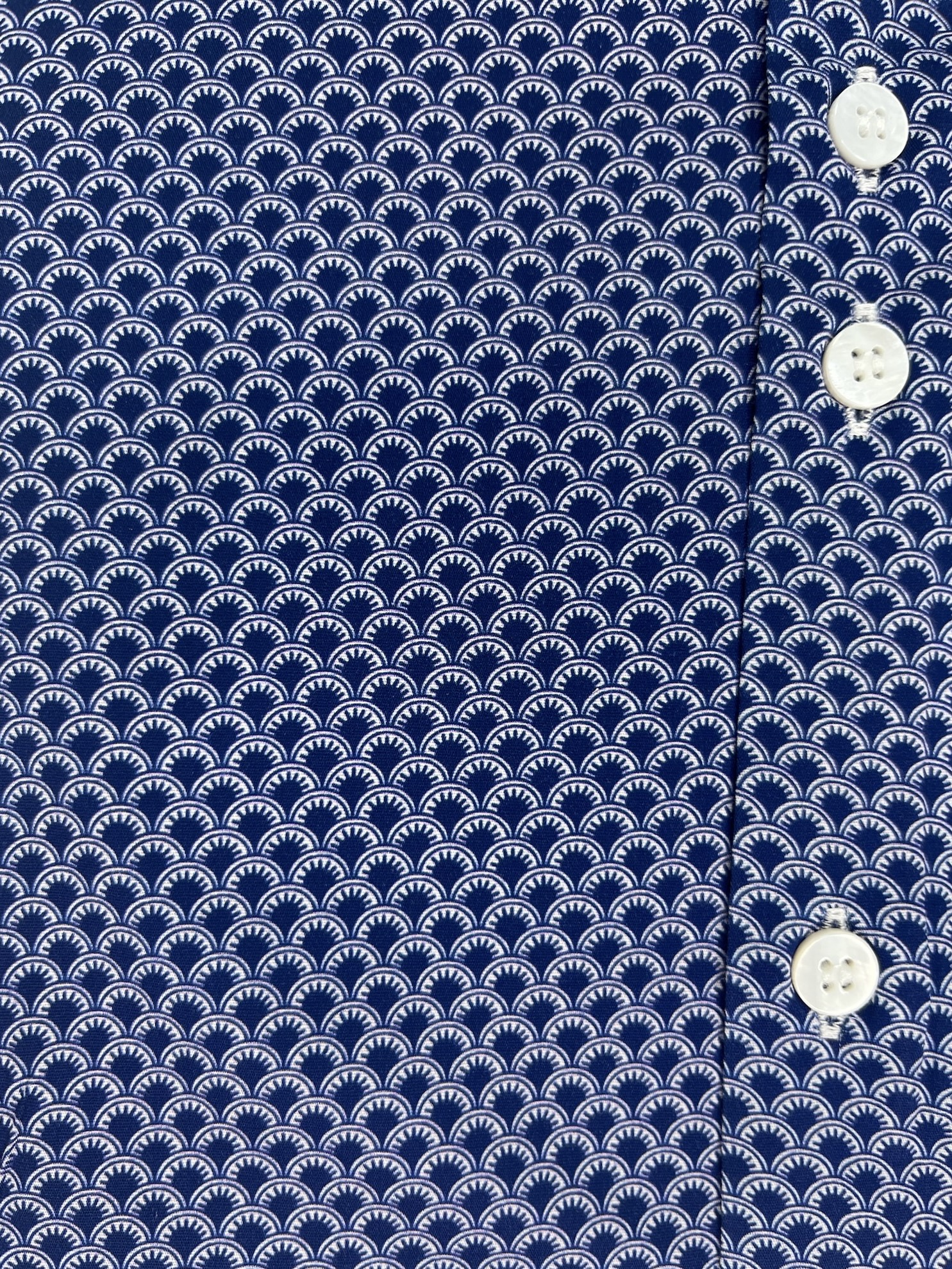 Chemise CODY à motif éventail blanc sur fond marine 4 Chemise CODY à motif éventail blanc sur fond marine – Image 3