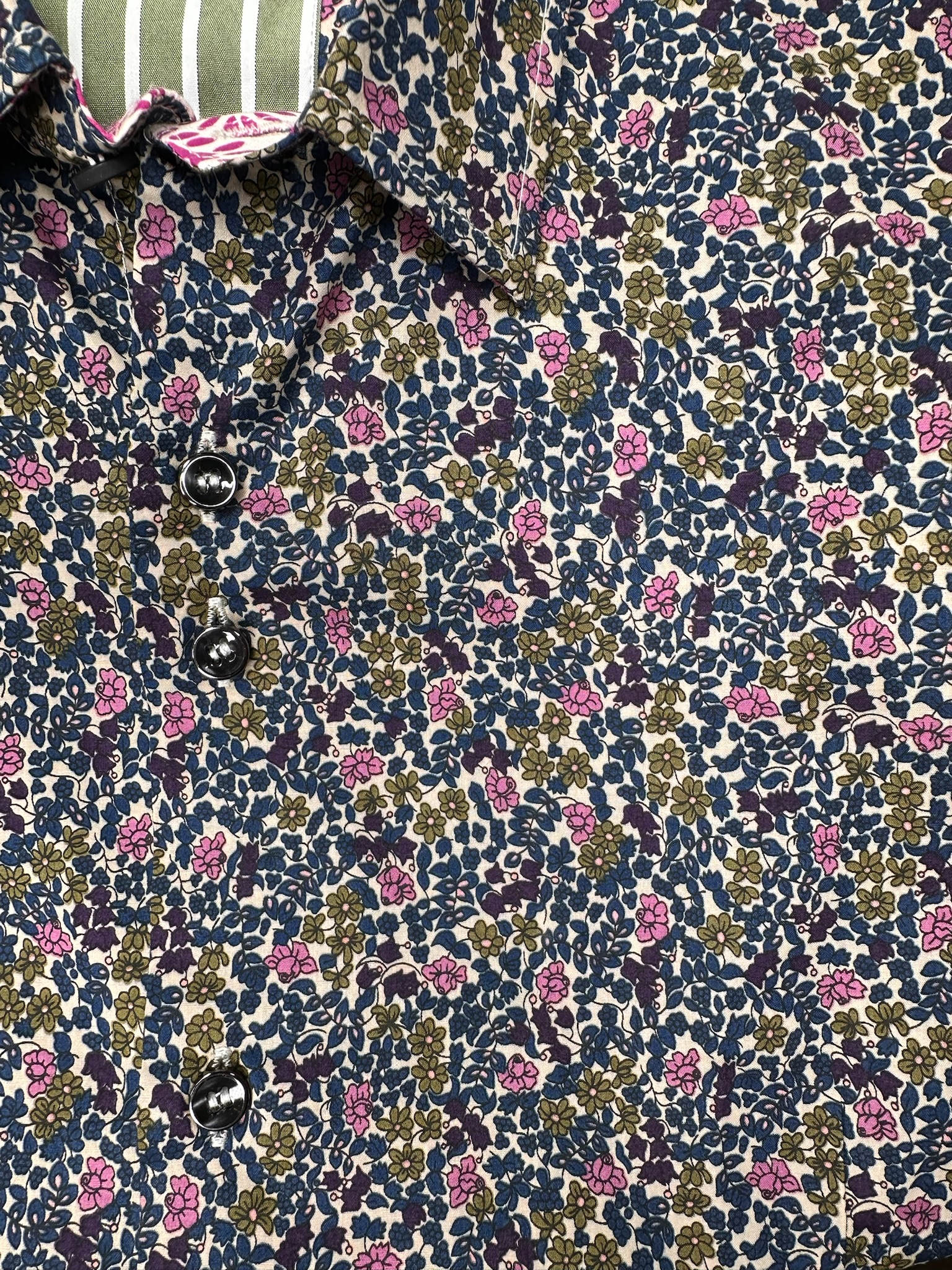 Chemise DOUGLAS à motif floral multicolore sur fond écru 4 Chemise DOUGLAS à motif floral multicolore sur fond écru – Image 3