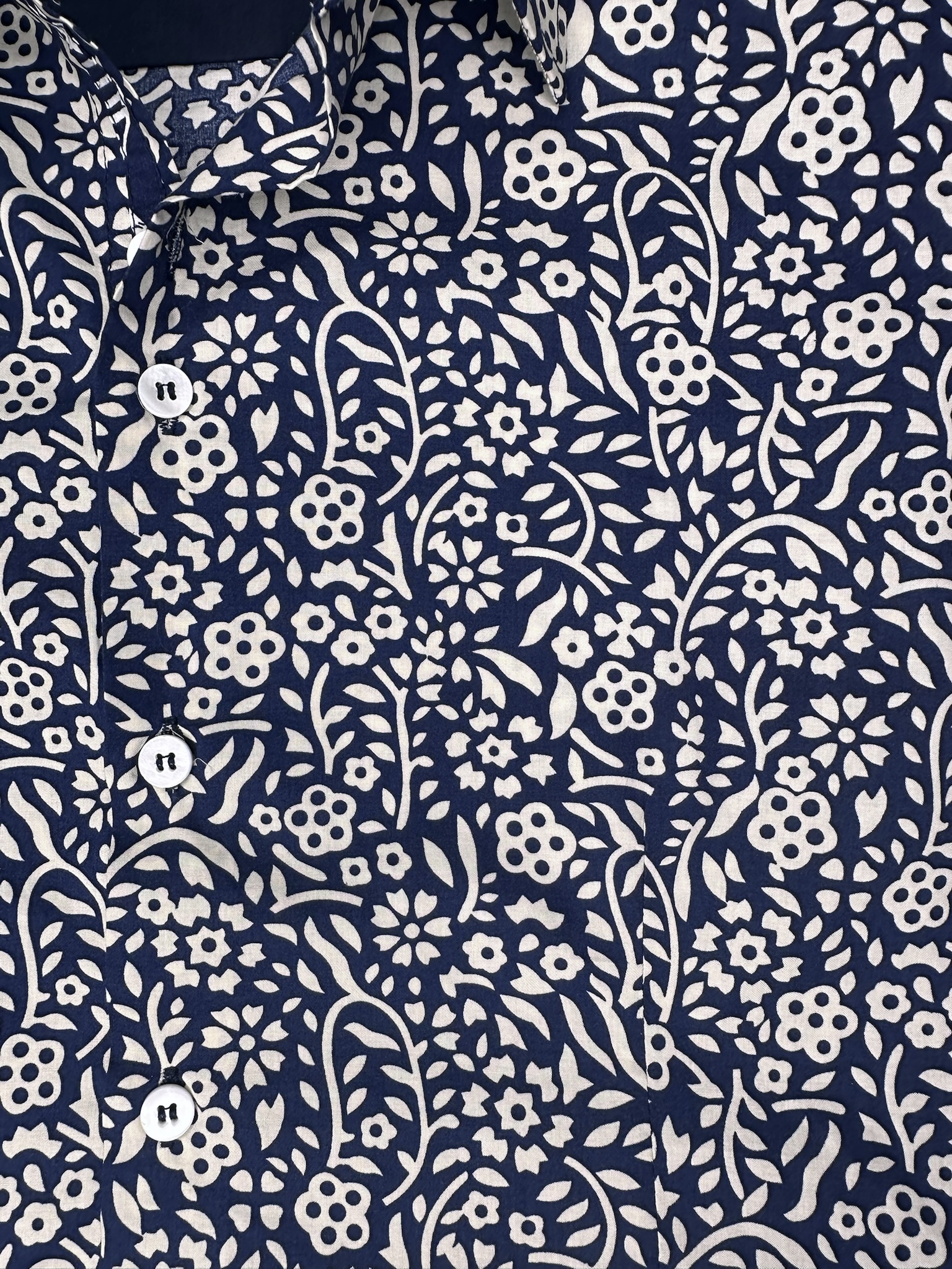 Chemise FATBOY à motif graphique écru sur fond marine 4 Chemise FATBOY à motif graphique écru sur fond marine – Image 3