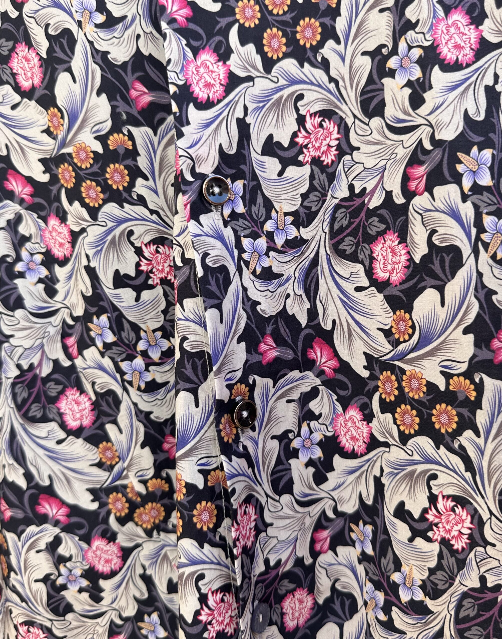 Chemise GAUGUIN à motif floral multicolor sur fond noir 4 Chemise GAUGUIN à motif floral multicolor sur fond noir – Image 3