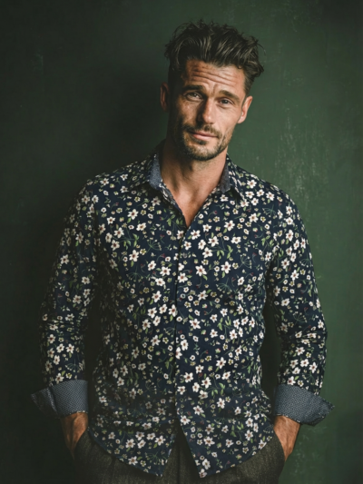 Chemise GRAZIANO à motif floral écru et vert sur fond marine