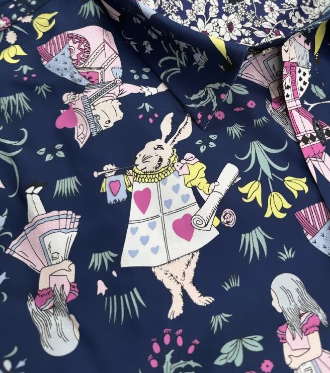 Chemise GABRIEL à motif imprimé Alice au pays des merveilles sur fond marine 4 Chemise GABRIEL à motif imprimé Alice au pays des merveilles sur fond marine – Image 3