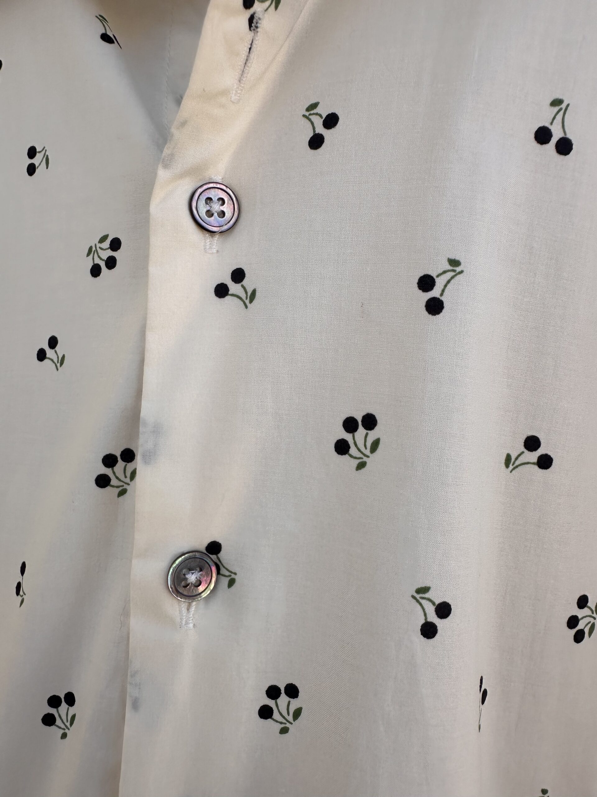 Chemise HUBERT à motif cerises marines et vertes sur fond écru 4 Chemise HUBERT à motif cerises marines et vertes sur fond écru – Image 3