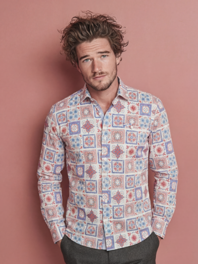 Chemise JORIS à motif graphique bleu et rouge sur fond écru